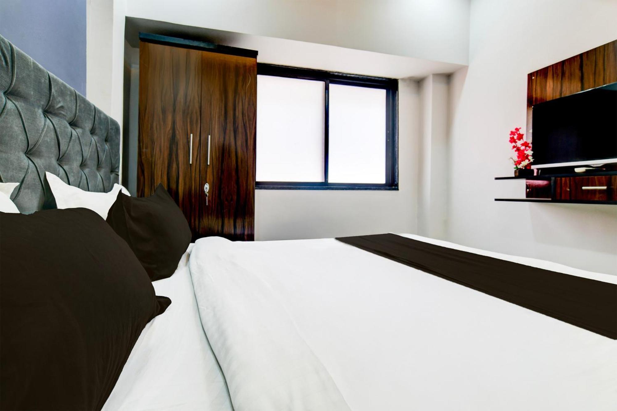 Super Hotel O D.V Near Medanta Hospital Indore Exteriör bild