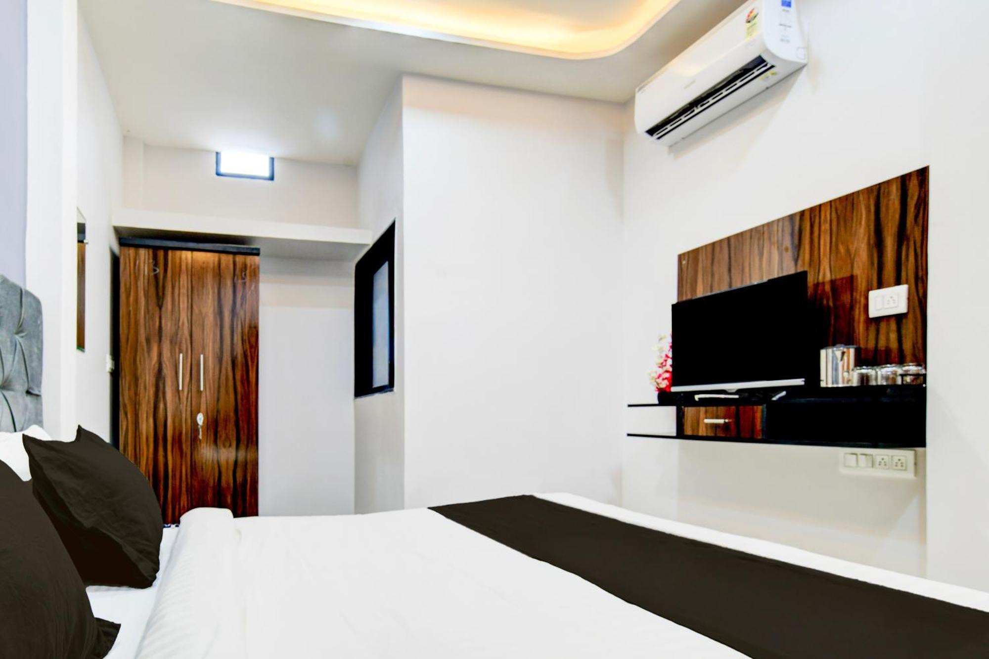 Super Hotel O D.V Near Medanta Hospital Indore Exteriör bild
