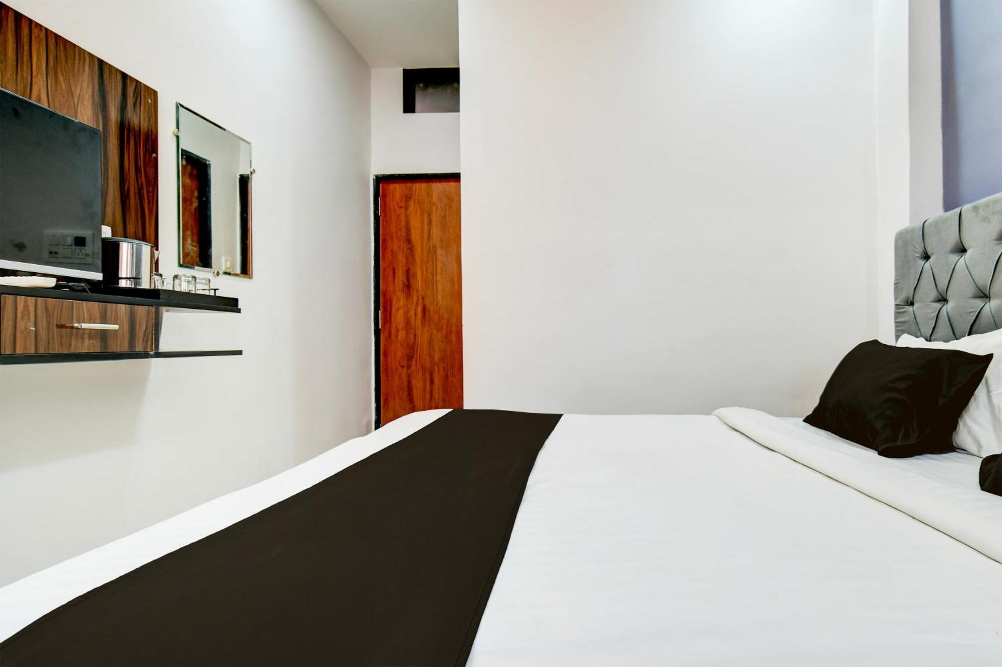 Super Hotel O D.V Near Medanta Hospital Indore Exteriör bild